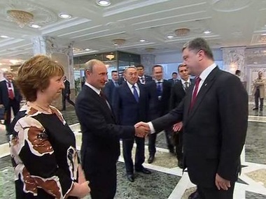 Порошенко пожал Путину руку перед началом саммита в Минске. Видео