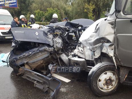 В Киеве в результате столкновения такси и грузовика погиб полицейский