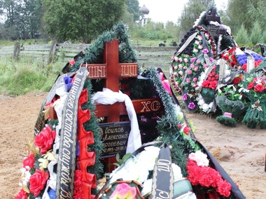 СМИ: С могил российских десантников под Псковом сняли таблички с именами