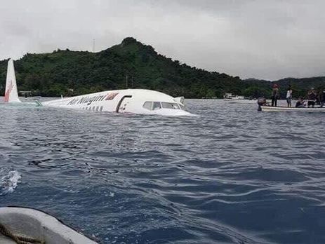 В Микронезии пассажирский самолет сел в океан, пассажиры эвакуированы