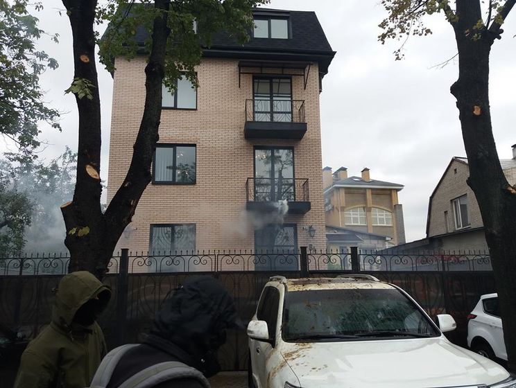 ﻿У Києві активісти облили машини російських дипломатів фекаліями