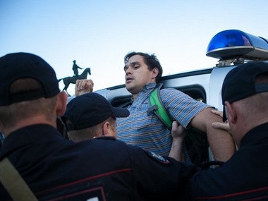 В Москве задержали россиянина, который устроил одиночный протест против вторжения России в Украину. Фоторепортаж