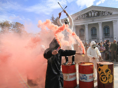 В Мариуполе и Запорожье провели перформанс #ЯХочуДышать. Фоторепортаж