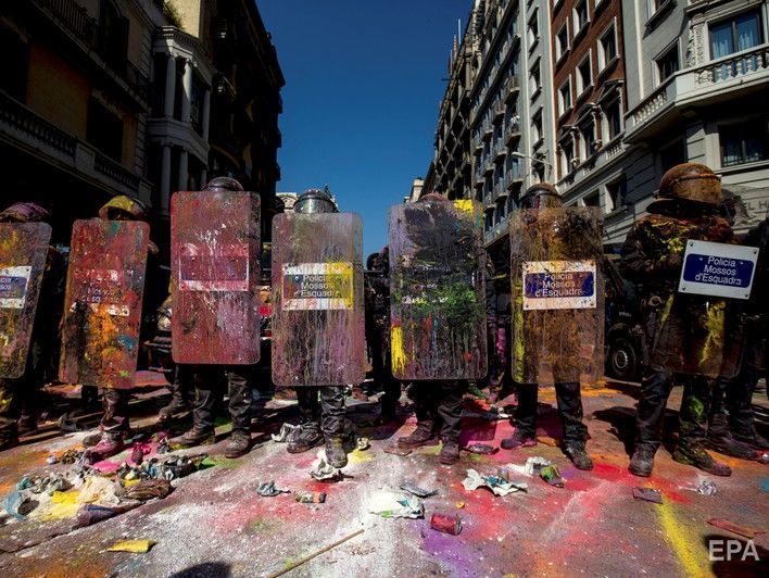 ﻿В Іспанії демонстрації прихильників і противників незалежності Каталонії переросли в зіткнення