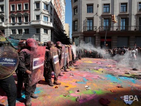 В Барселоне произошли столкновения полиции со сторонниками независимости Каталонии. Фоторепортаж