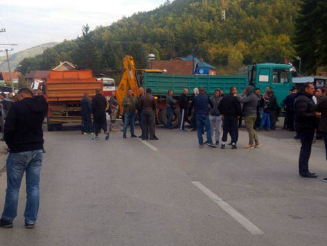 Сербы заблокировали дорогу на границе с непризнанным Косово