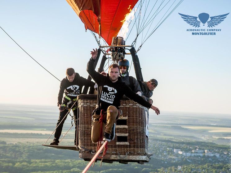 В Украине установили рекорд, совершив первый тандем-прыжок с парашютом с воздушного шара