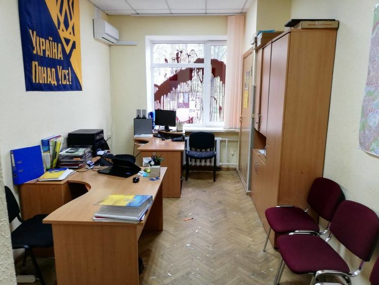 ﻿Невідомі облили червоною фарбою офіс Білецького в Києві