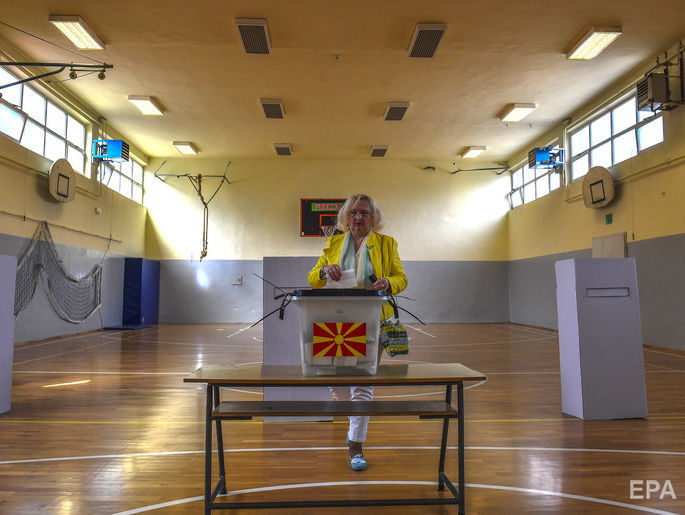 ﻿Явка на референдум у Македонії за півгодини до закриття дільниць становила 34,9% за необхідних 50%