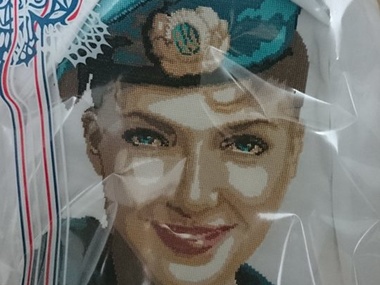 Харьковчанки передали маме летчицы Савченко вышиванку с портретом Надежды