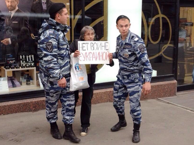 В Москве прошла серия одиночных пикетов против войны с Украиной. Фоторепортаж