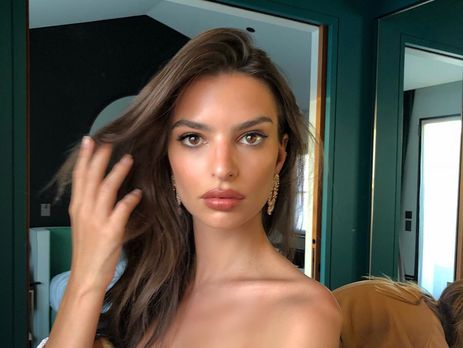 Ратаковски в трусах оголила грудь для селфи