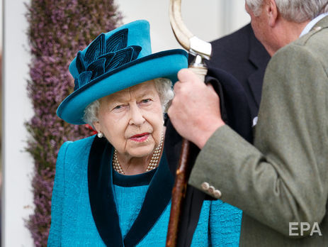 Первый лакей-гей Букингемского дворца уволился через два дня из-за чрезмерной популярности – СМИ