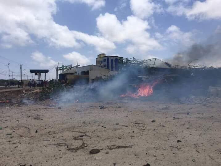 В столице Сомали заминированный автомобиль протаранил кортеж Евросоюза, погибли три человека