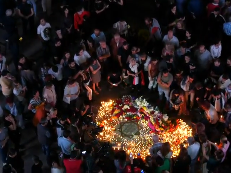 ﻿Жителі Єревана несуть свічки на площу Азнавура, день похорону співака у Вірменії оголошено траурним