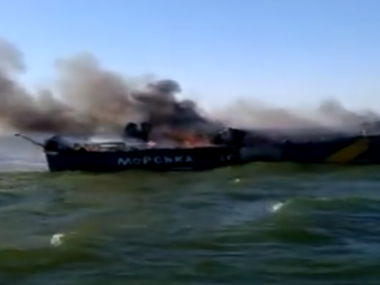 Погранслужба обнародовала видео пожара на пограничном катере, обстрелянном в Азовском море