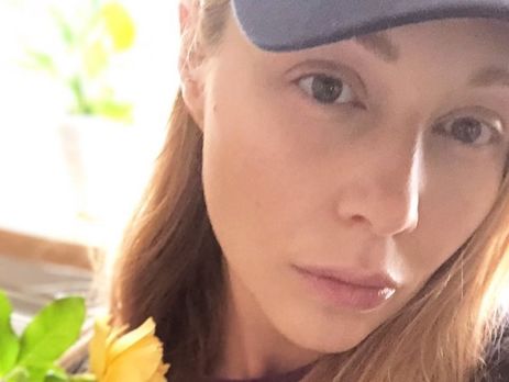 Тина Кароль во время тренировок прыгает на скакалке