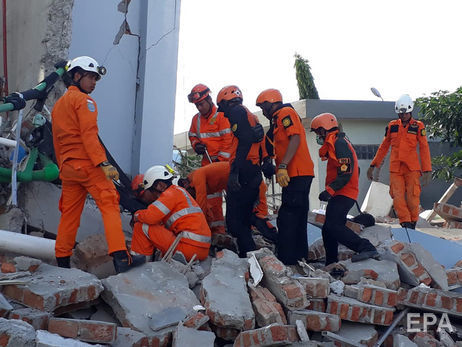 Число погибших от землетрясения и цунами в Индонезии превысило 1300 человек