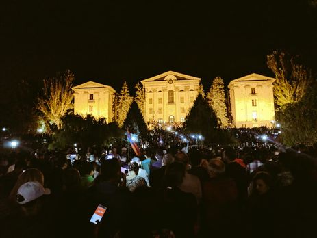 В Ереване несколько десятков тысяч человек заблокировали здание парламента с депутатами внутри
