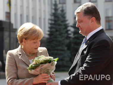 Порошенко рассказал Меркель о готовности Кремля к мирному урегулированию на Донбассе