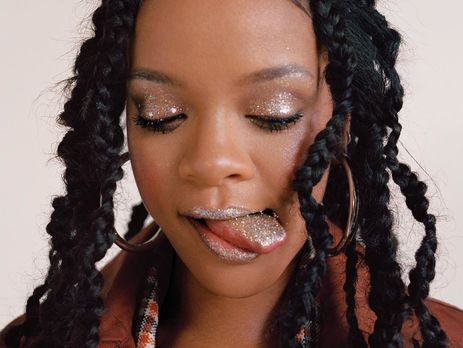 Рианна показала грудь в глубоком декольте