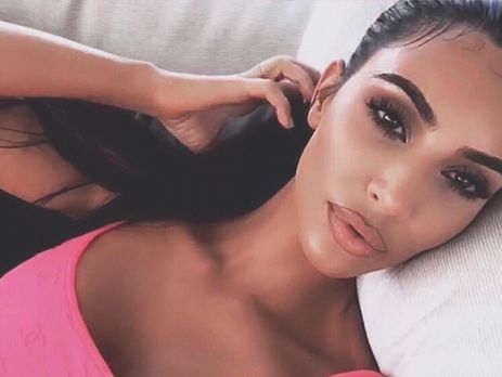 Кардашян показала младших детей в одинаковой одежде