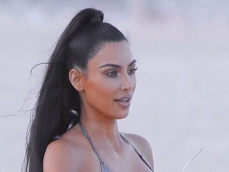 Кардашян оголила грудь, прикрыв соски