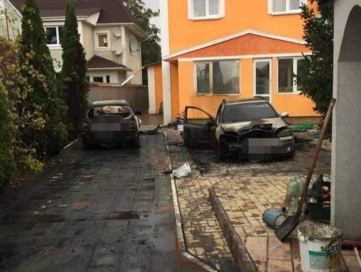 ﻿Під Києвом невідомі спалили автомобілі сім'ї активістів руху "Відсіч"