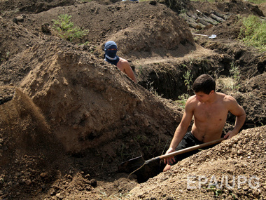 В Бердянске местное население роет окопы и строит блиндажи
