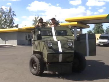 Киевские волонтеры сделали из старых джипов бронемашины с пулеметами