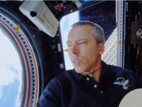 Астронавт Фьюстел снял клип в космосе. Видео