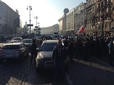 Дорогу к дому Генпрокурора заблокировали грузовиками, не пускают Автомайдан