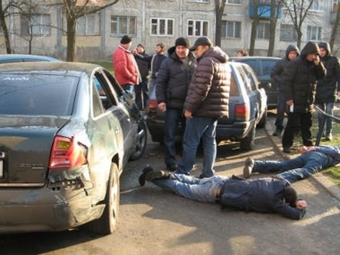 Погоня за грабителями в Киеве закончилась разбитыми столбами и заборами. Фоторепортаж