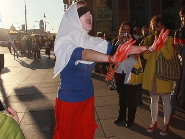 По Санкт-Петербургу прошла активистка в образе "ослепшей России с кровью на руках". Фоторепортаж