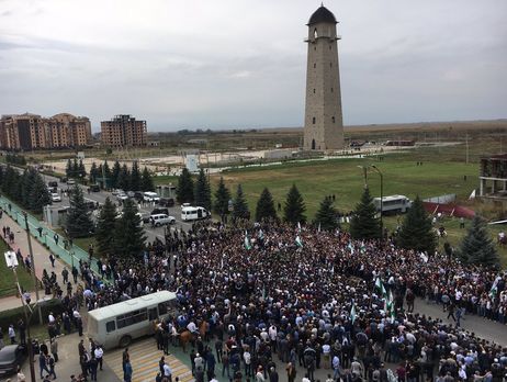 У парламента Ингушетии митингуют против передачи земли Чечне, силовики стреляют в воздух – журналистка