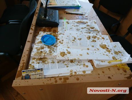 Депутатов Николаевского горсовета облили фекалиями