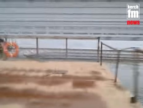 Очевидцы показали съехавший в море фрагмент железнодорожного пролета Крымского моста. Видео