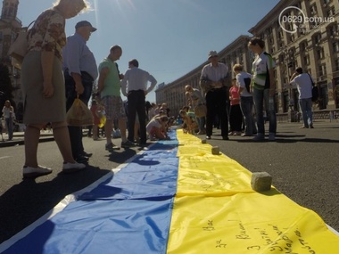 В Киеве на Майдане развернули километровый флаг Украины в поддержку Мариуполя. Фоторепортаж