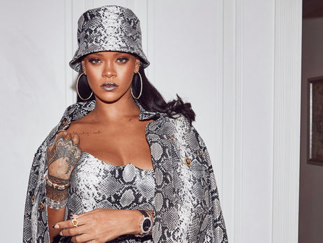 Рианна показала фигуру в облегающем мини-платье под змеиную кожу