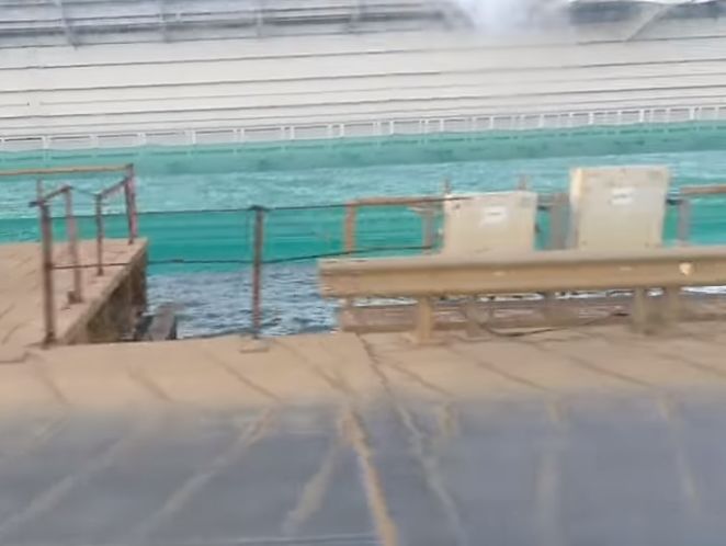 Фрагмент залізничного прольоту Кримського мосту, який ﻿з'їхав у море, прикрили зеленою сіткою. Відео