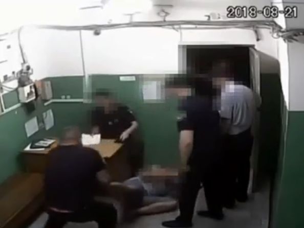 У Харкові затримали поліцейських, які били пасажирів у метро і вимагали в них гроші