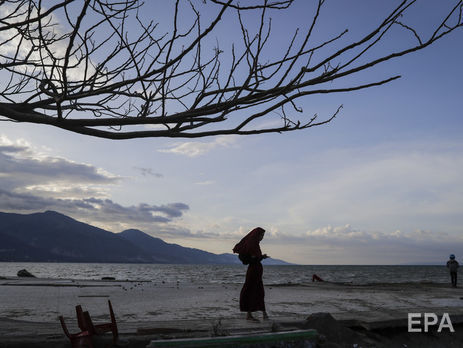 Число погибших от землетрясения и цунами в Индонезии составило 1649 человек. Фоторепортаж