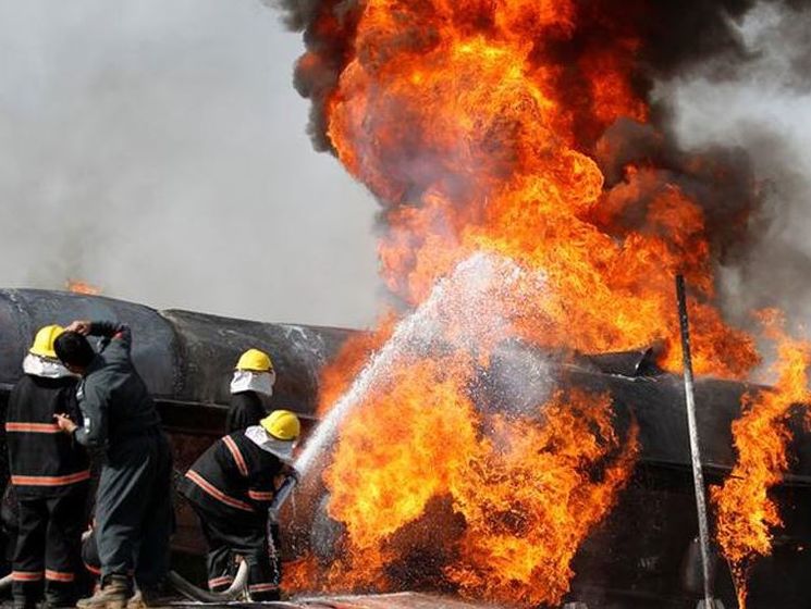 В Демократической Республике Конго в результате ДТП загорелся бензовоз, погибли 50 человек
