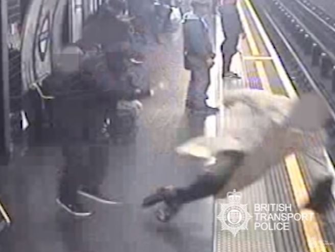 ﻿У Лондоні поліція затримала чоловіка, який зіштовхував пасажирів під поїзд