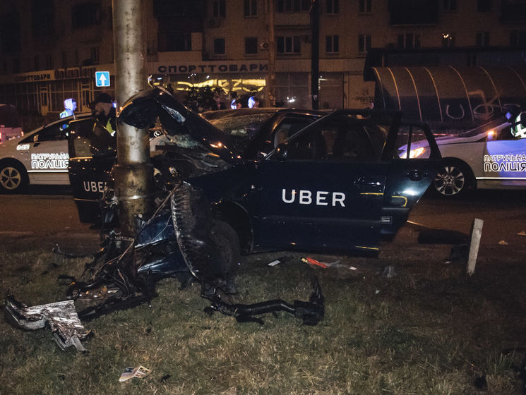 В Киеве пьяный водитель такси Uber врезался в столб, пассажир в реанимации – СМИ
