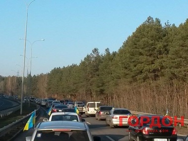 Суд запретил проезд транспорта к "Межигорью". Митингующие идут пешком