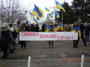 В Одессе украсили желто-синими ленточками Тещин мост