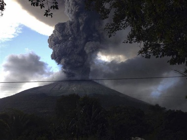 В Сальвадоре тысячи людей эвакуированы из-за вулкана