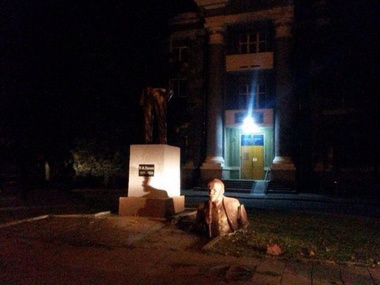 В Харькове разбили два памятника Ленину