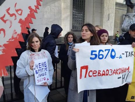 Штрафы за русский в Раде, тюрьма за публичное унижение украинского и экзамен для получения гражданства. Что предлагает языковой законопроект
